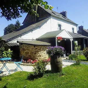 Vive Les Bed and breakfast Plouguenast-Langast