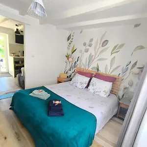 Le Tigite B&b: Private Terrace & Multi-room Retreat Bed & Breakfast Allaire
